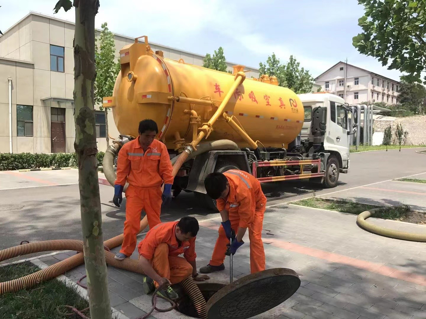 泰和管道疏通车停在窨井附近