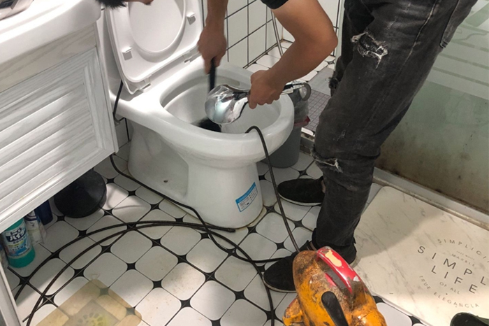 泰和马桶堵塞自己疏通还是找师傅?专业上门服务让你省时更省心